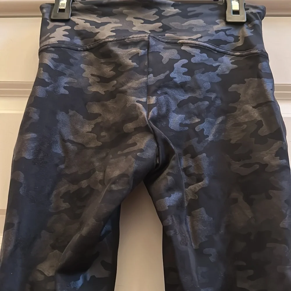 Spanx Faux Leather Camo Leggings Black SzS Like New